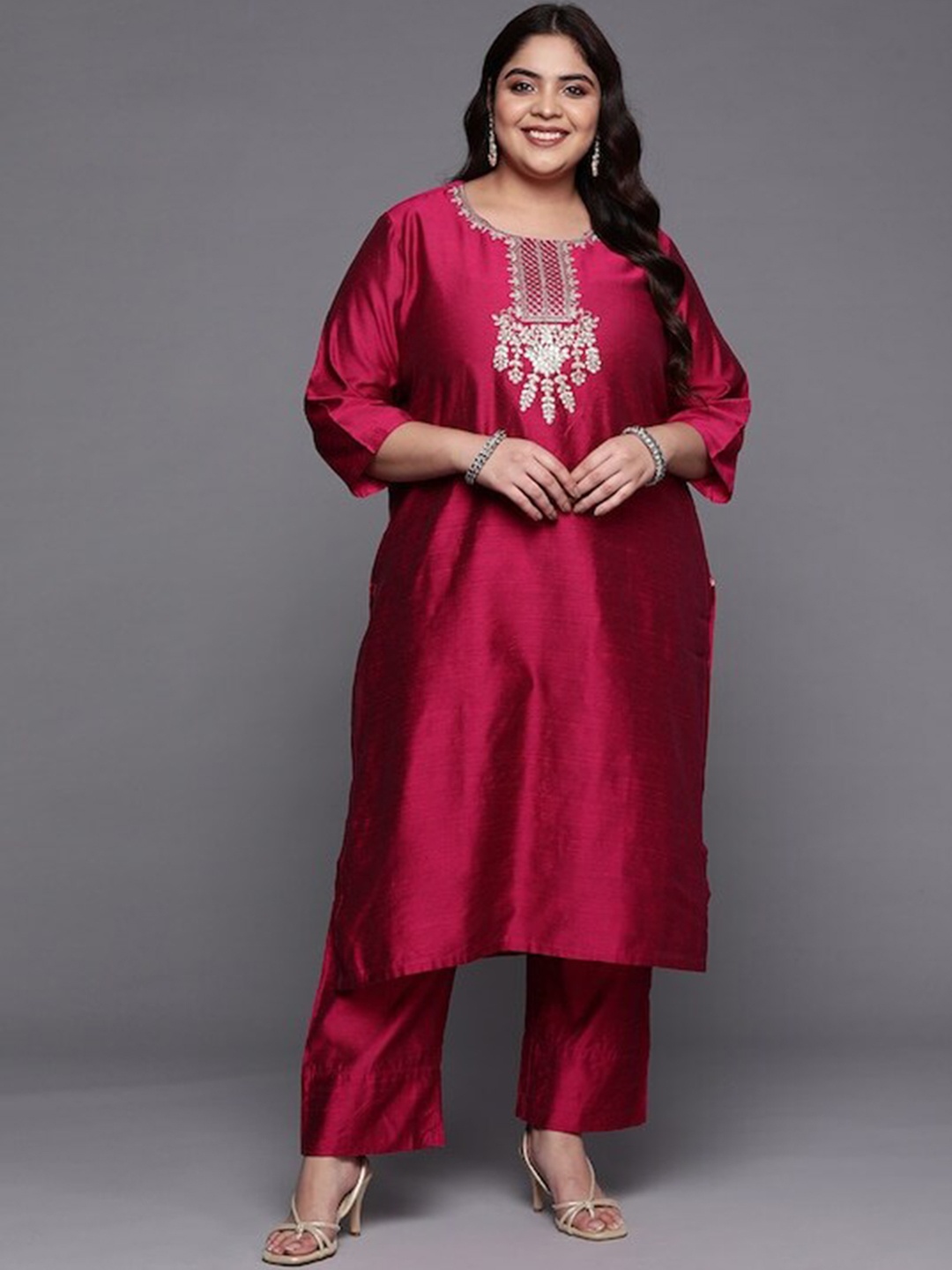 

Sztori Plus Size Floral Yoke Design Regular Thread Work Kurta With Trousers, Magenta