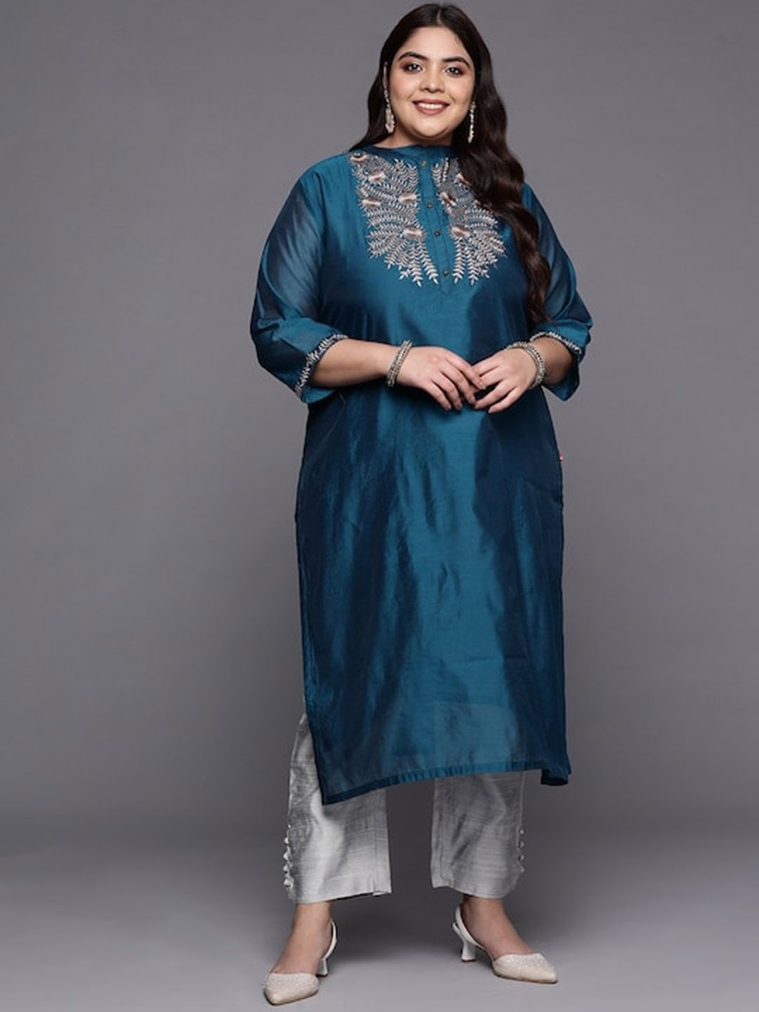 

Sztori Plus Size Floral Yoke Design Mandarin Collar Regular Kurta with Trousers, Navy blue