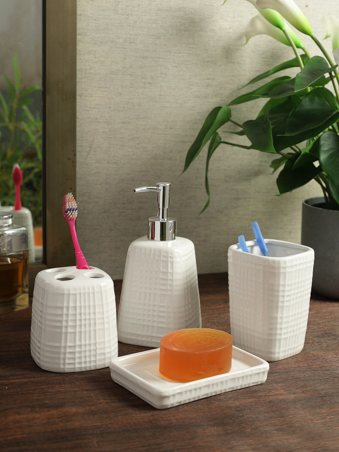 

House Of Accessories White 4 Pieces Textured Bathroom Accessories