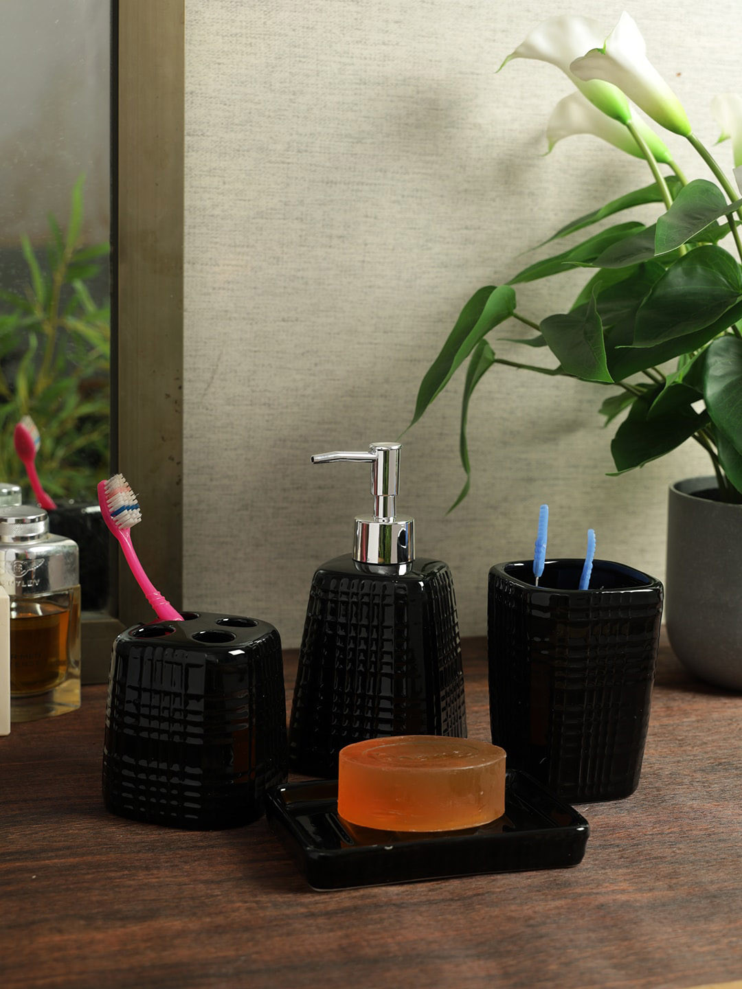 

House Of Accessories Black 4 Pieces Textured Bathroom Accessories
