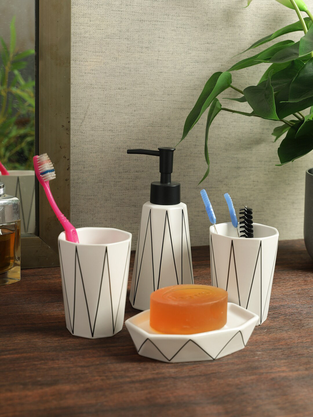 

House Of Accessories White 4 Pieces Printed Bathroom Accessories Set