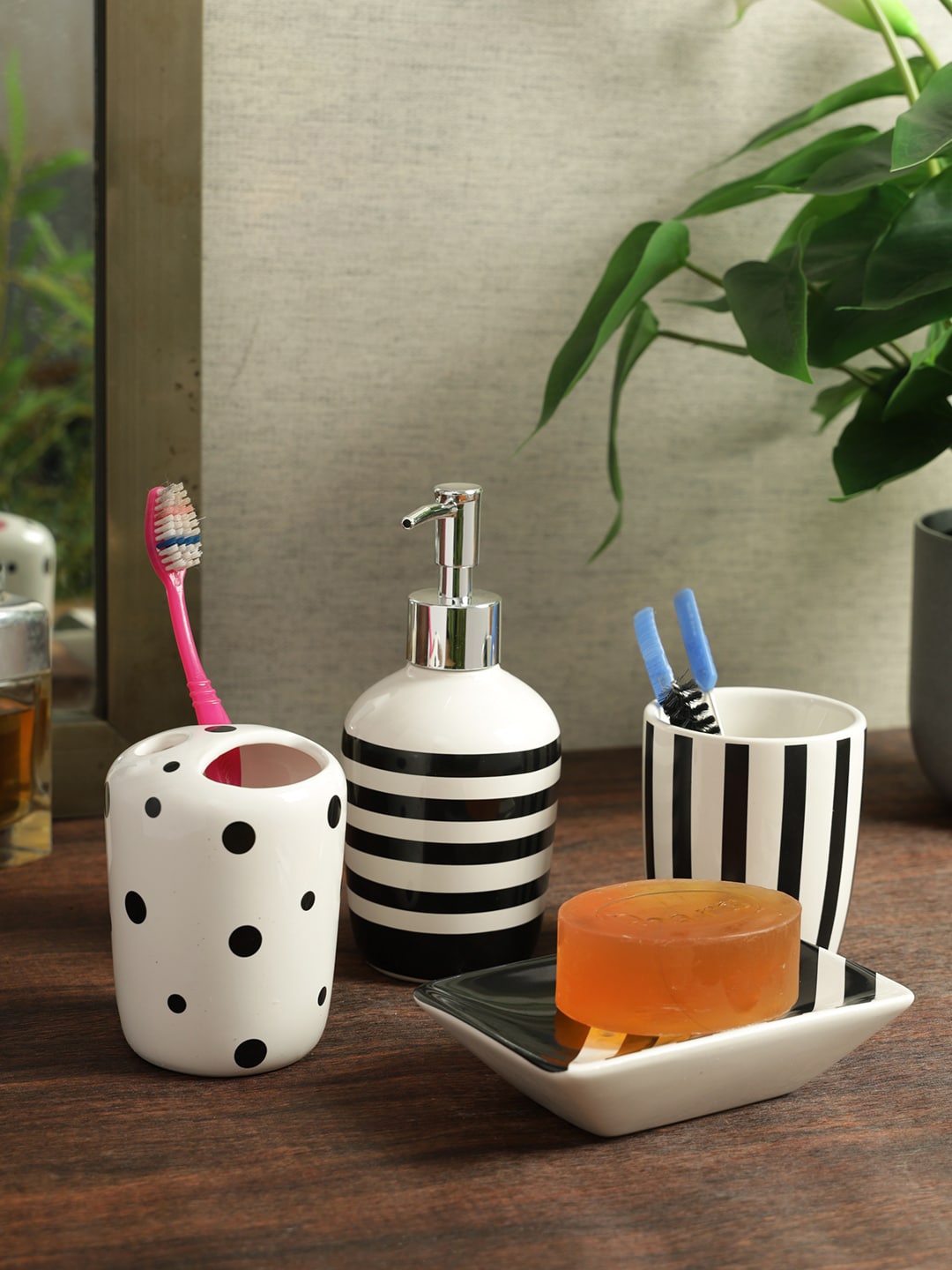 

House Of Accessories White 4 Pieces Striped Bathroom Accessories Set