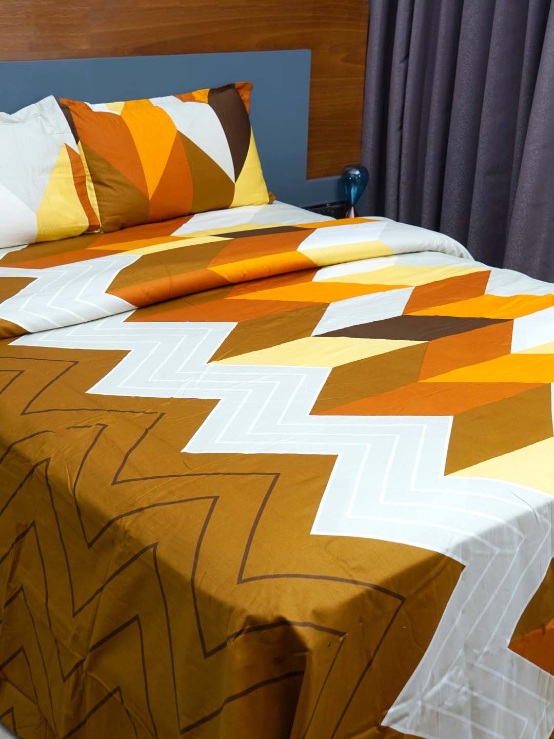 

inizio Brown & White Geometric Cotton 240 TC King Bedsheet With 2 Pillow Covers