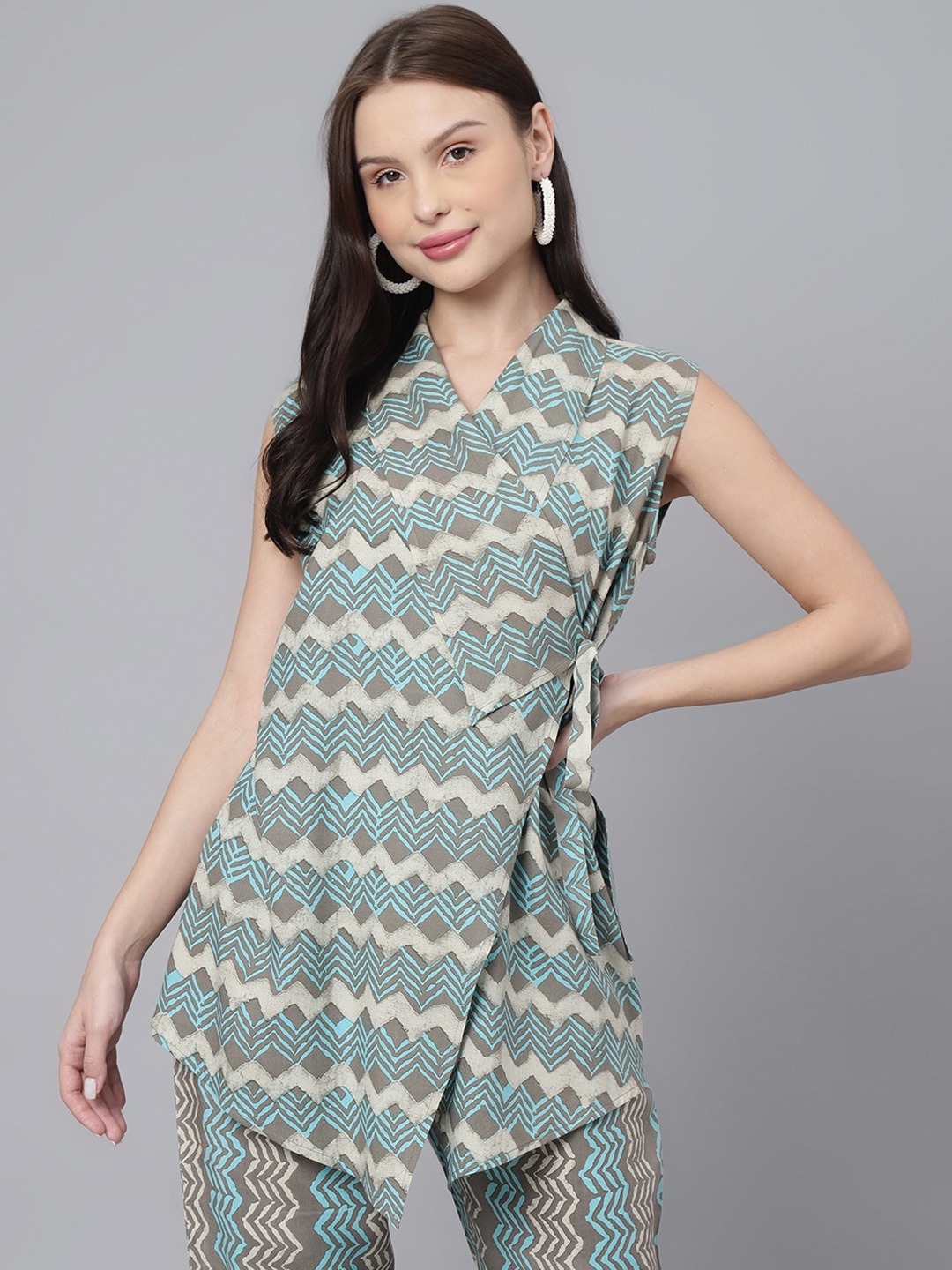 

DECKEDUP Geometric Printed Wrap Top, Grey