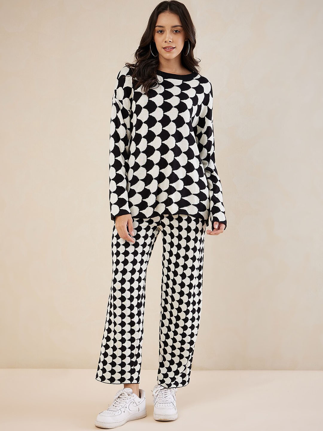 

FEMMELLA Geometric Printed Monochrome Acrylic T-Shirt With Trouser, Black