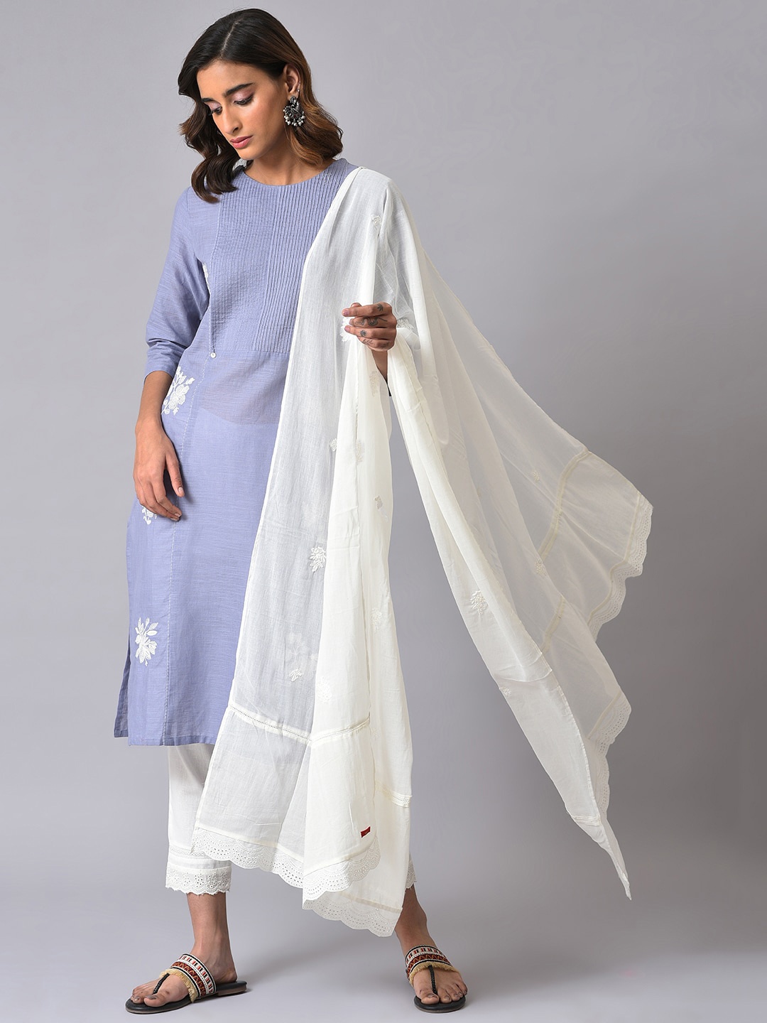 

W White Ethnic Motifs Embroidered Thread Work Pure Cotton Dupatta