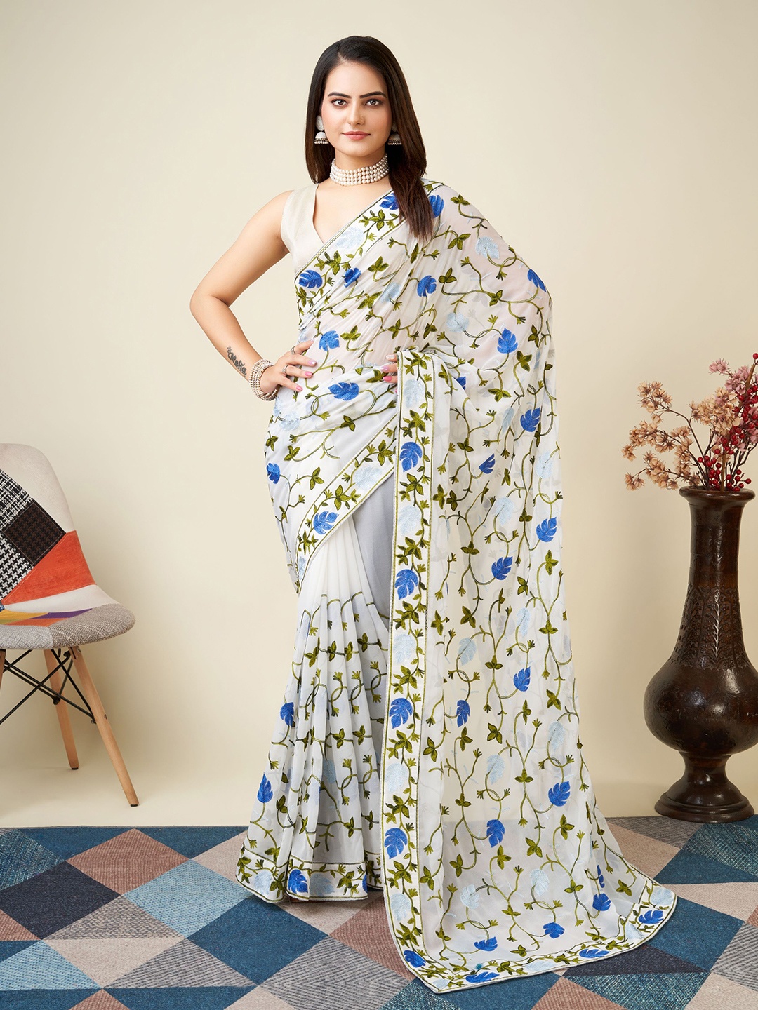 

VAIRAGEE Floral Embroidered Net Saree, White