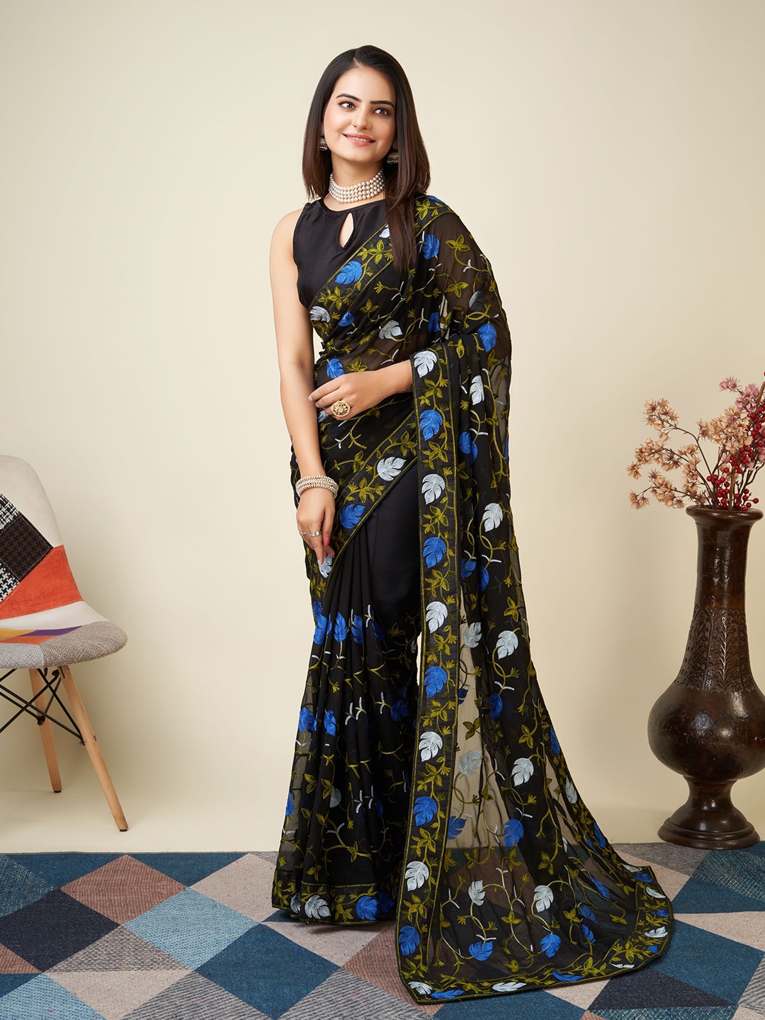 

VAIRAGEE Floral Embroidered Net Saree, Black