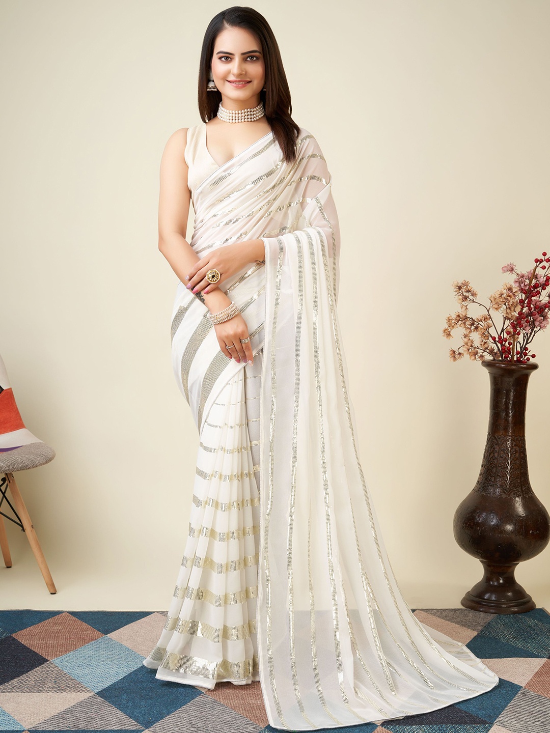 

VAIRAGEE Embellished Sequinned Saree, White