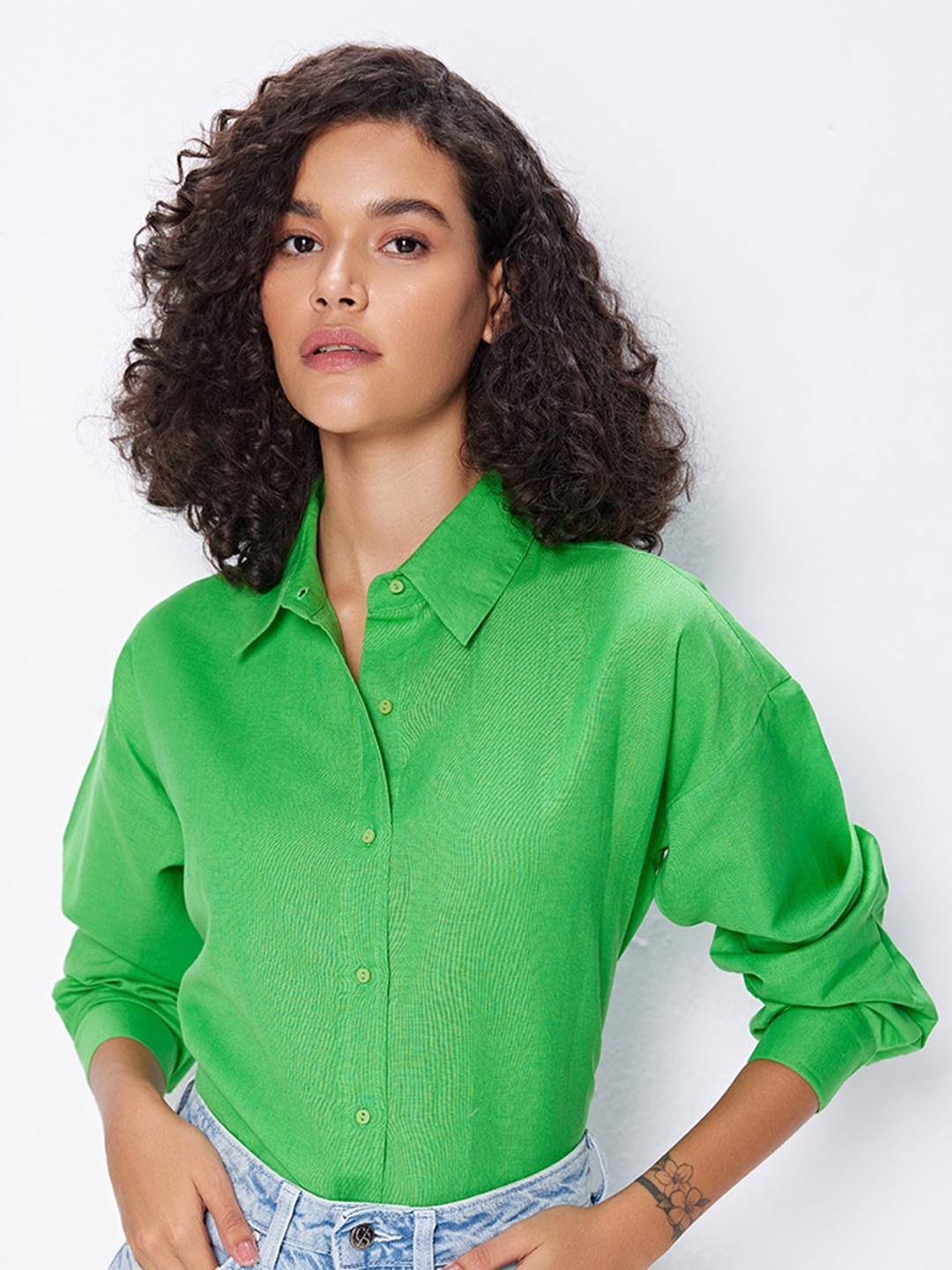 

COVER STORY Green Spread Collar Long Sleeves Oversized Casual Shirt
