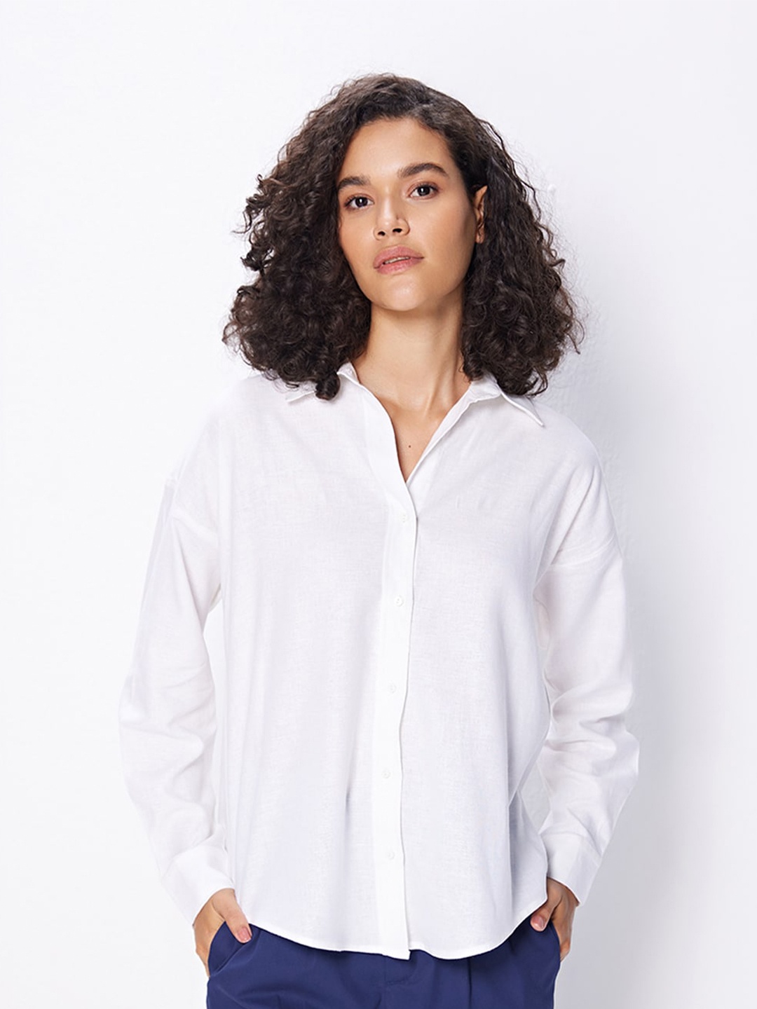 

COVER STORY White Spread Collar Long Sleeves Oversized Casual Shirt