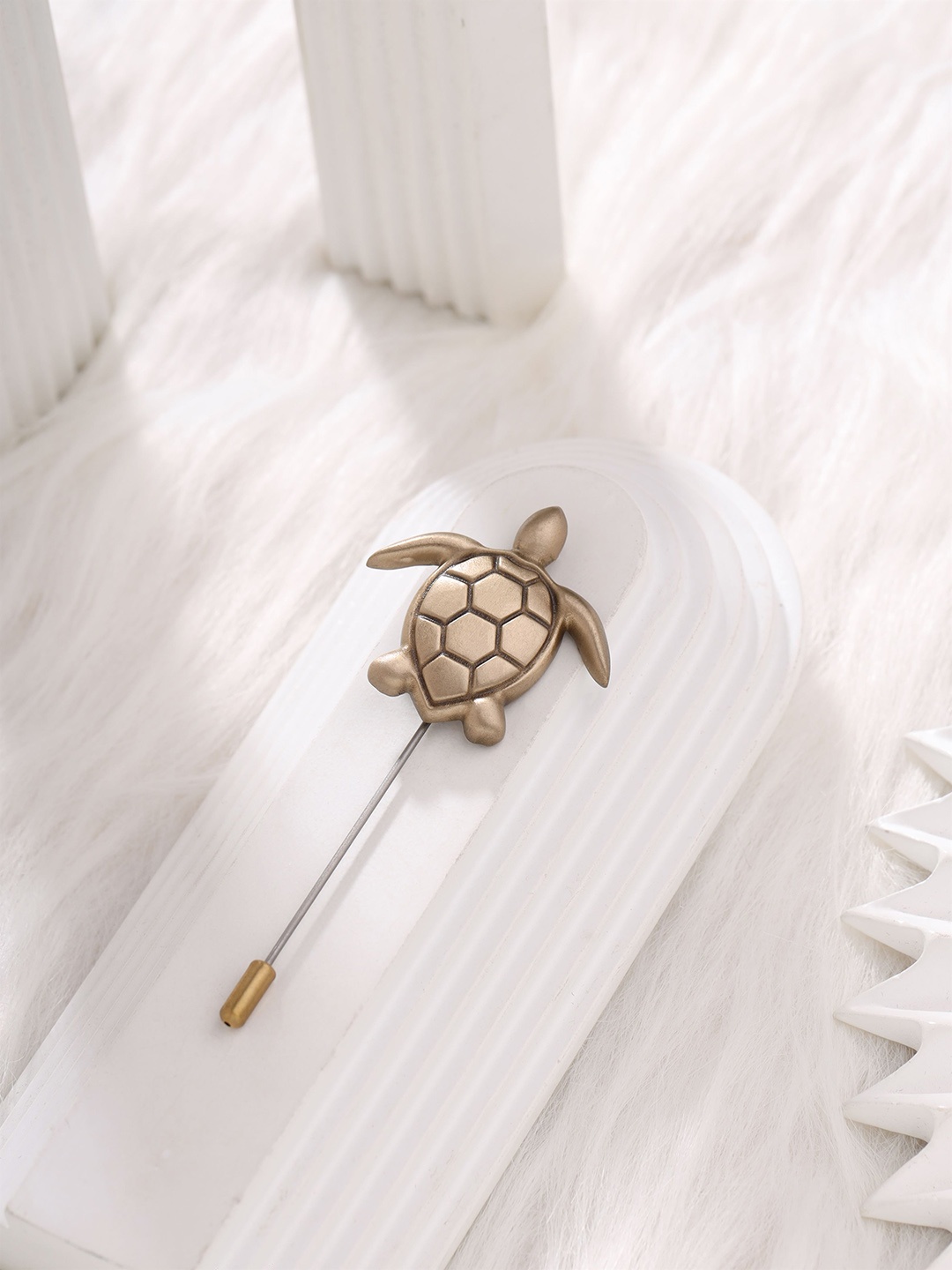 

COSA NOSTRAA Men Turtle Twist Lapel Pin, Metallic