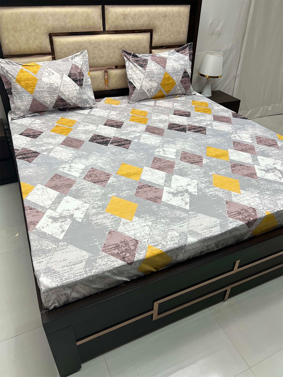

Pure Decor Amulya White & Grey Geometric 230 TC Queen Bedsheet & 2 Pillow Covers