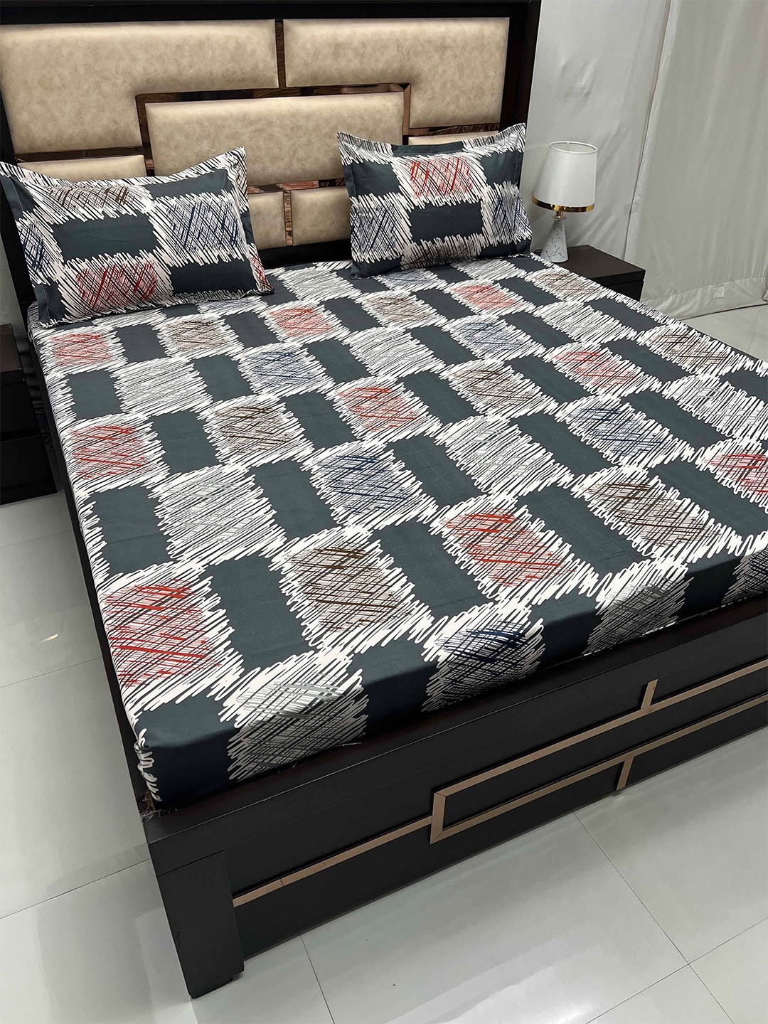 

Pure Decor Amulya Black & Red Geometric 230 TC Queen Bedsheet with 2 Pillow Covers