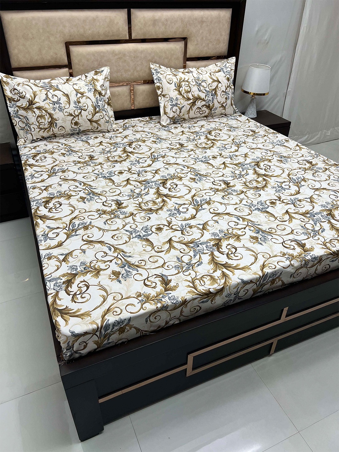 

Pure Decor Amulya White & Blue Floral 230 TC Queen Bedsheet with 2 Pillow Covers