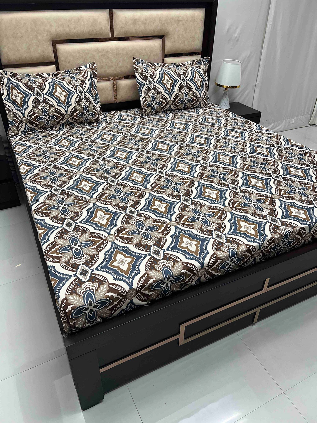 

Pure Decor Amulya White & Blue Floral 230 TC Queen Bedsheet with 2 Pillow Covers