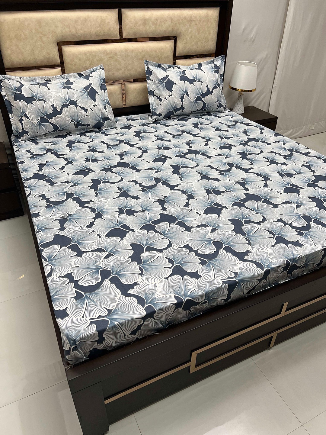 

Pure Decor Amulya Blue & White Floral 230 TC Queen Bedsheet with 2 Pillow Covers