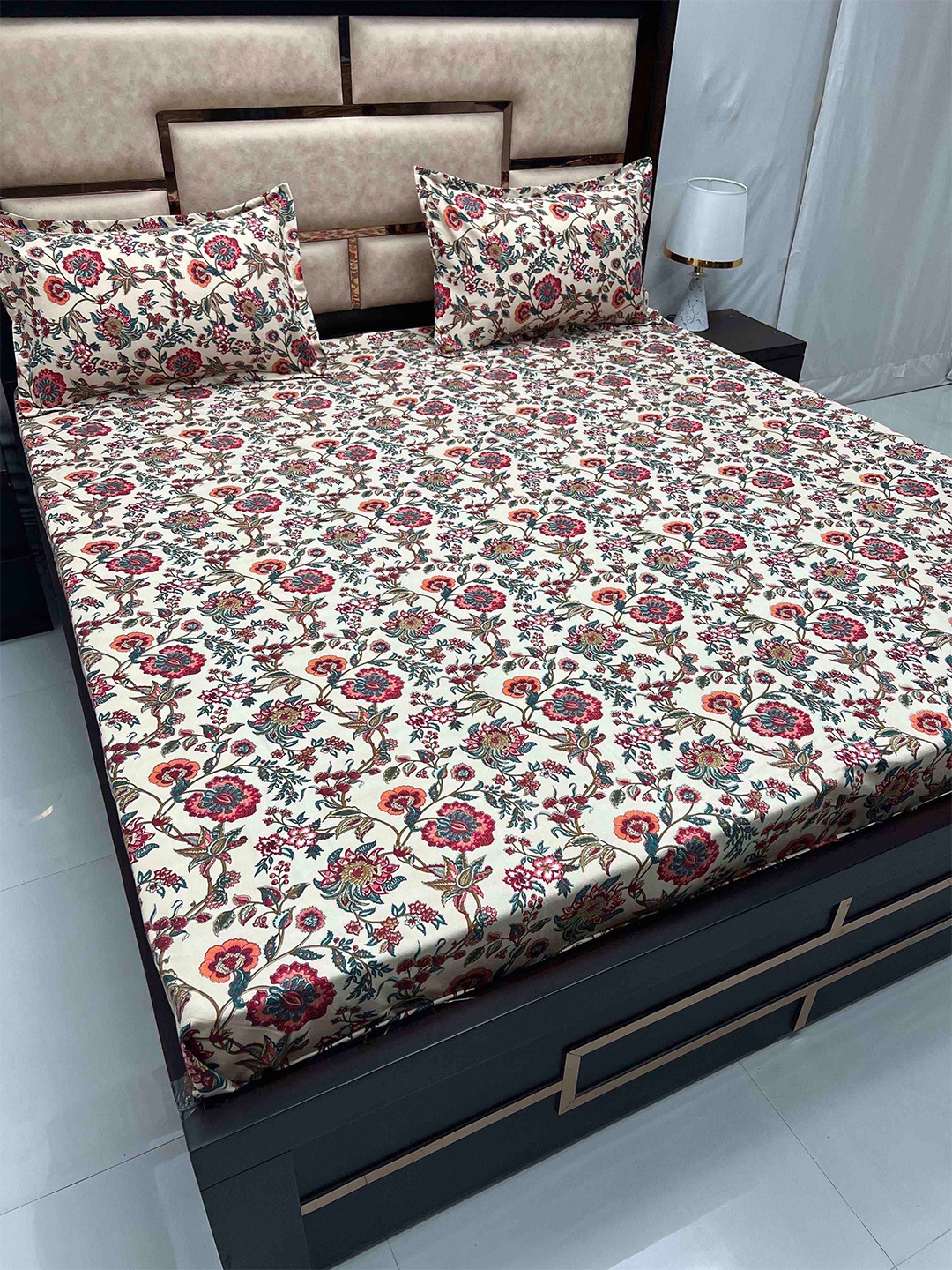 

Pure Decor Amulya White & Green Floral 230 TC Queen Bedsheet with 2 Pillow Covers