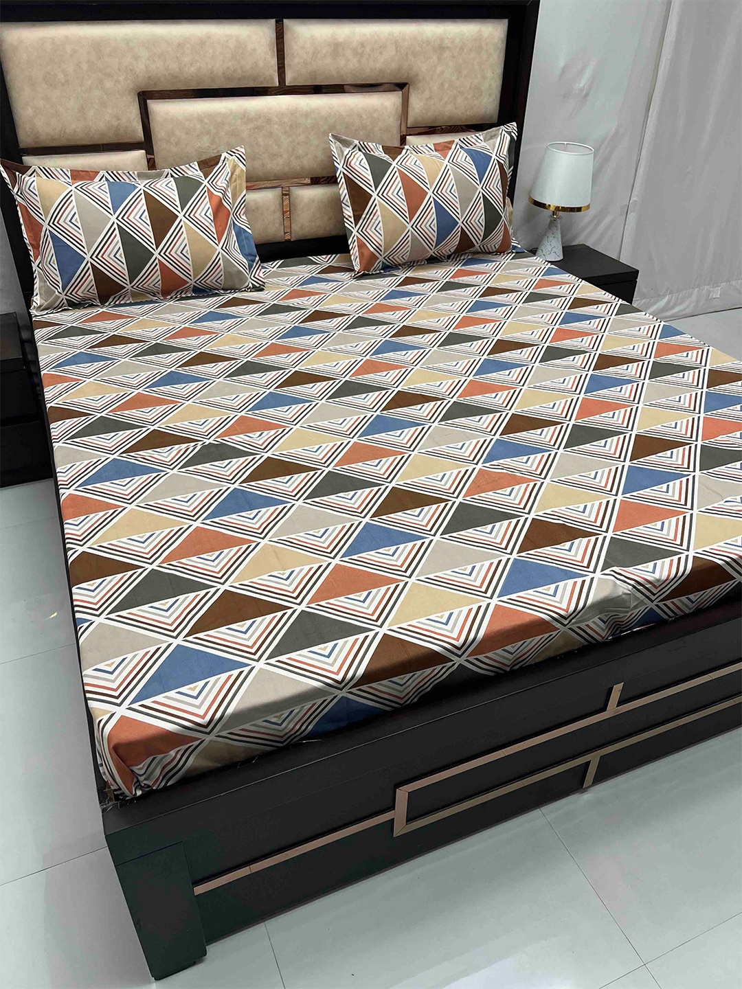 

Pure Decor White & Blue Geometric 230 TC Queen Bedsheet With 2 Pillow Covers