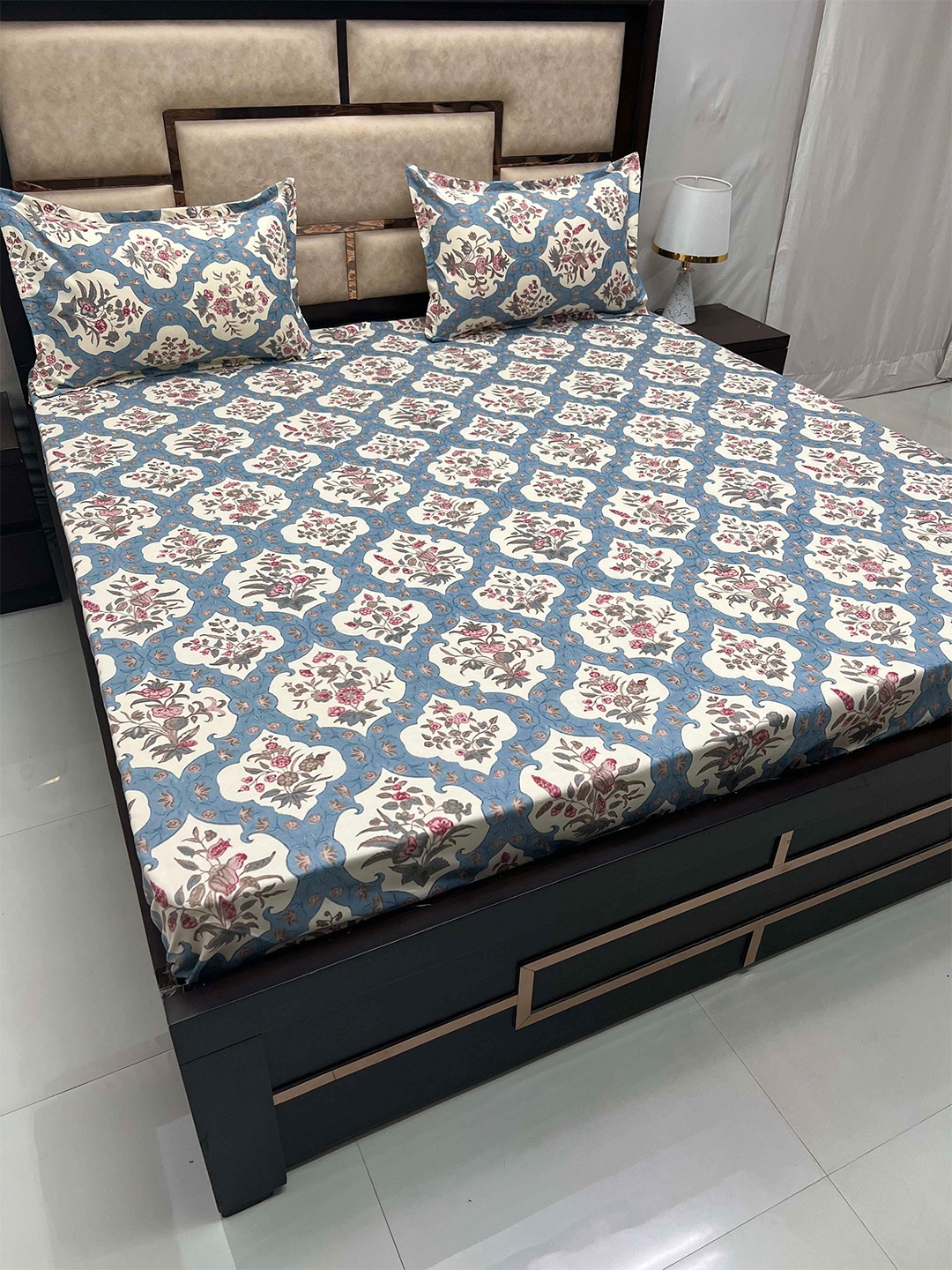 

Pure Decor Blue & White Floral 230 TC Queen Bedsheet With 2 Pillow Covers