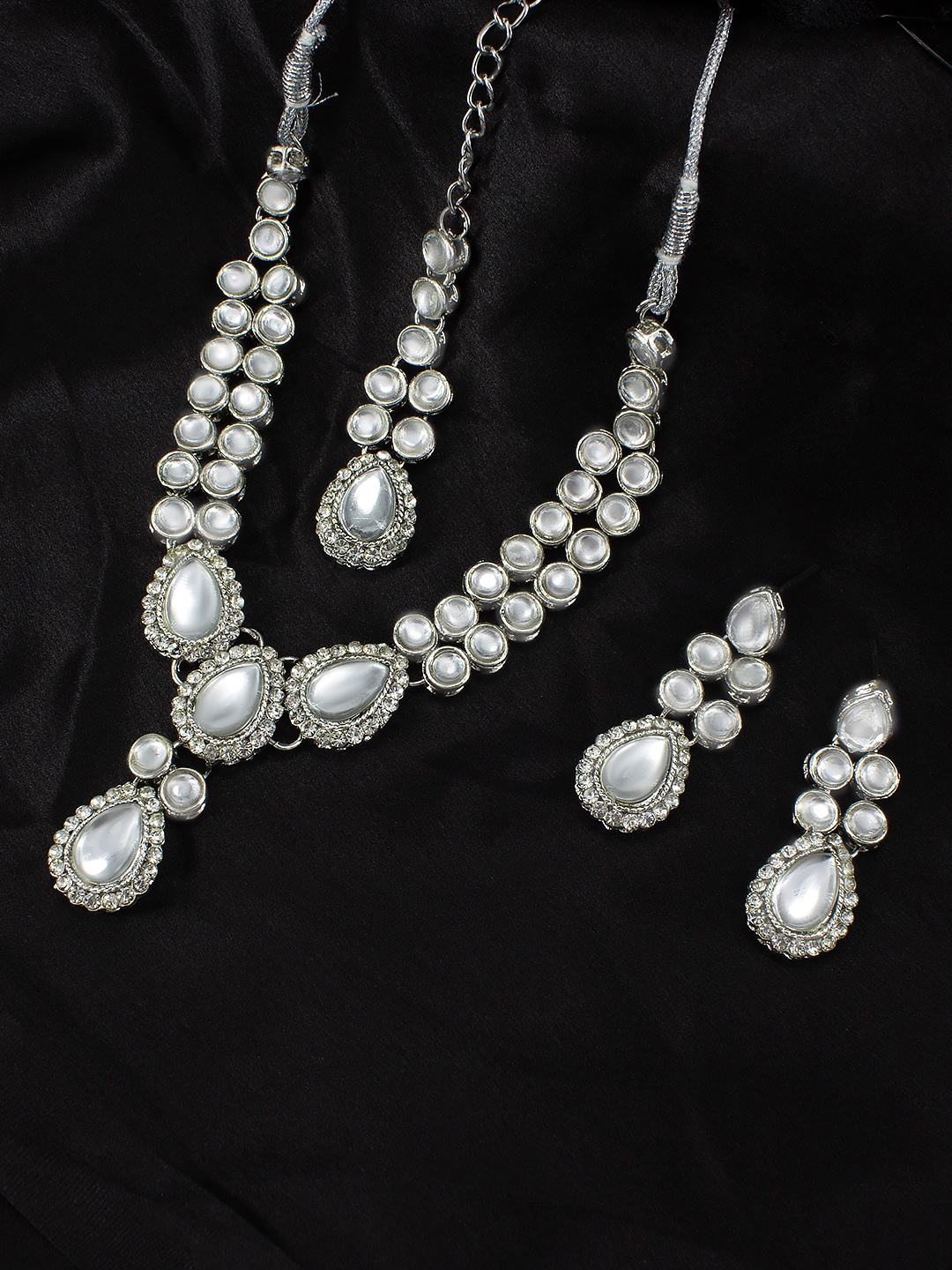 

PRIVIU Silver-Plated Kundan Jewellery Set With Maang Tika