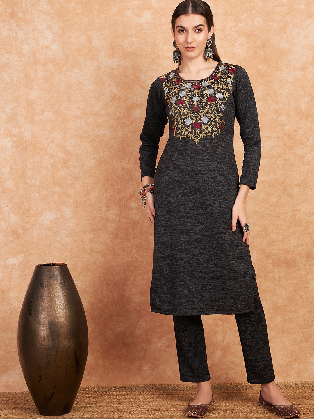 

HK colours of fashion Floral Yoke Design Thread Work Straight Kurta & Trouser With Dupatta, Grey