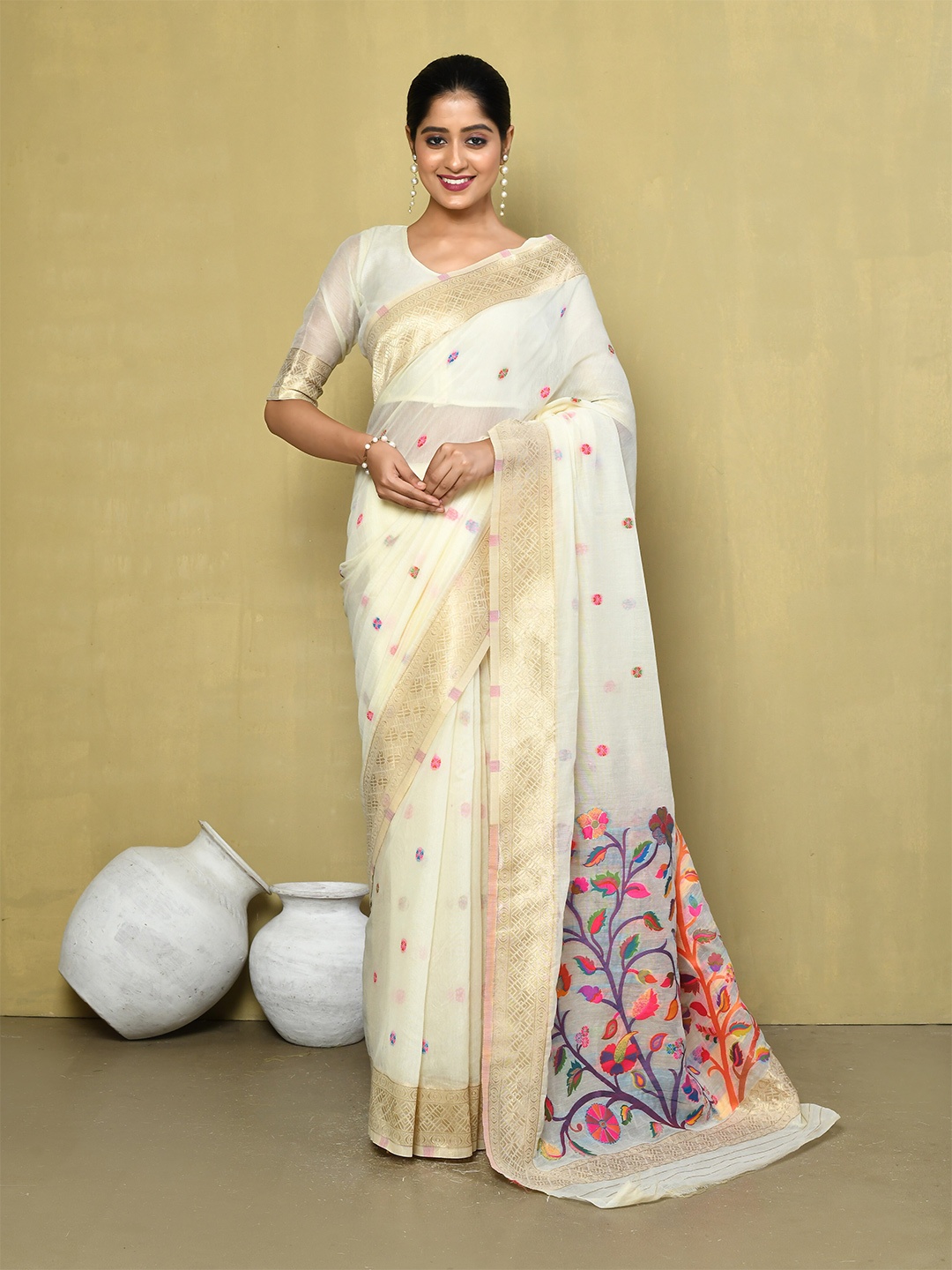 

elora Floral Woven Design Zari Saree, Off white