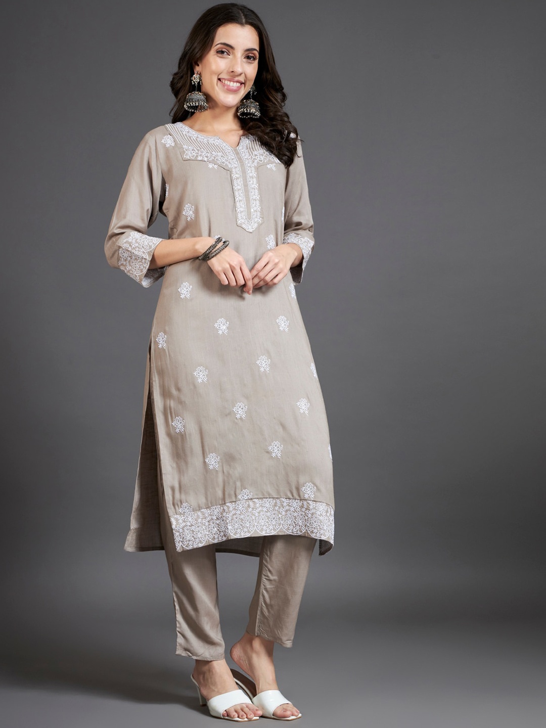 

HEEPOSH Ethnic Motifs Embroidered Thread Work Detailed Straight Kurta With Trousers, Grey