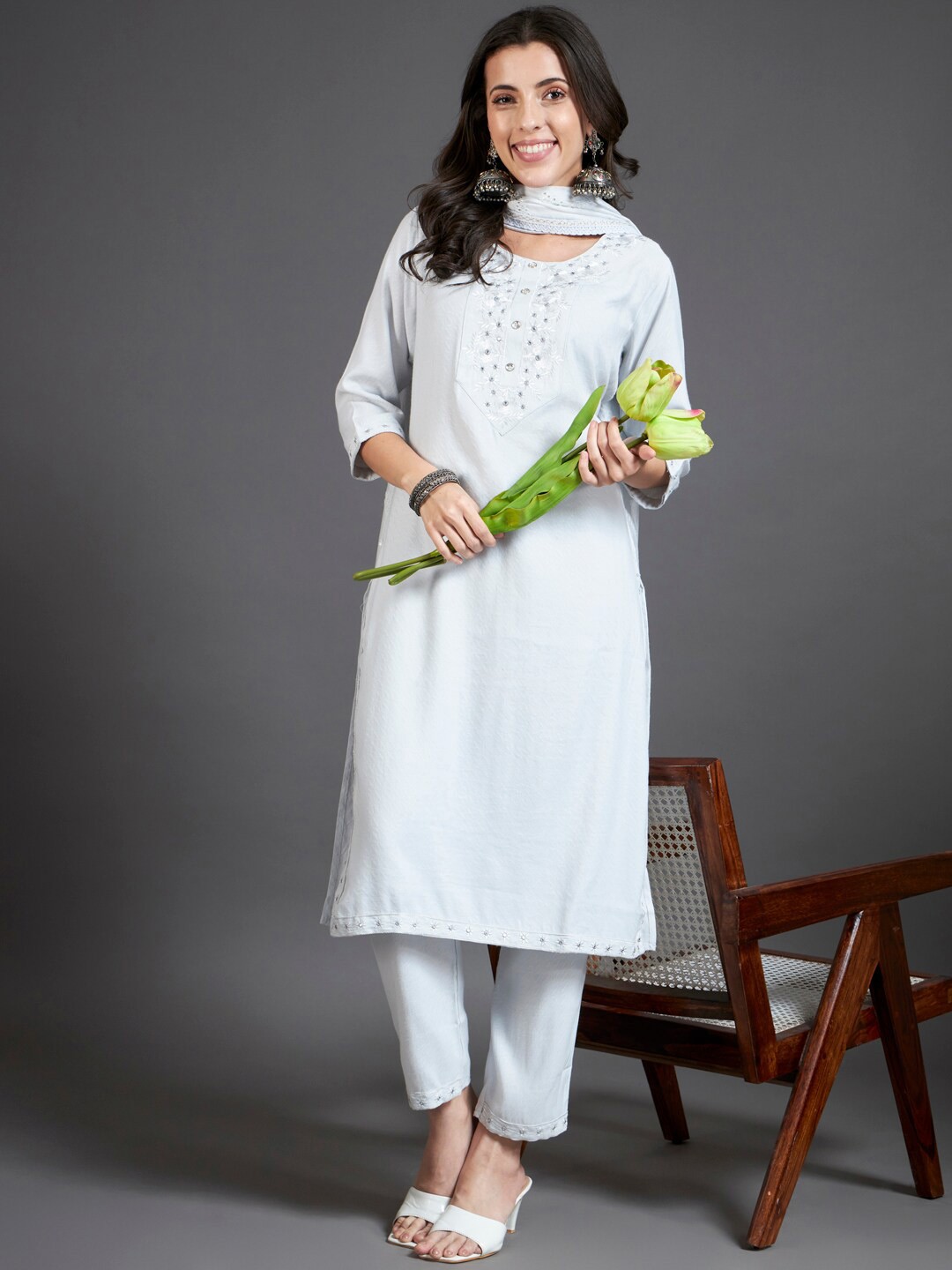 

HEEPOSH Floral Yoke Design Regular Thread Work Kurta With Trousers & Dupatta, Grey