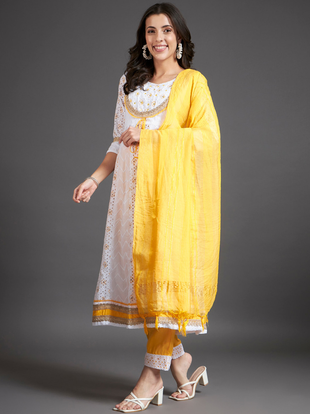 

HEEPOSH Floral Embroidered Regular Thread Work Kurta With Trousers & Dupatta, White