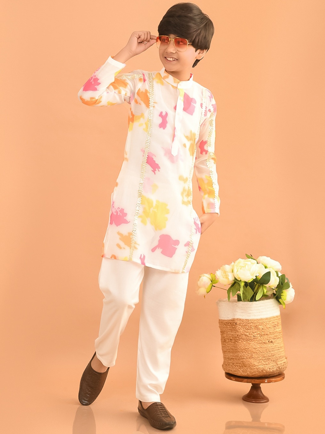 

LilPicks Boys Abstract Printed Band Collar Straight Holi Kurta With Trousers, White