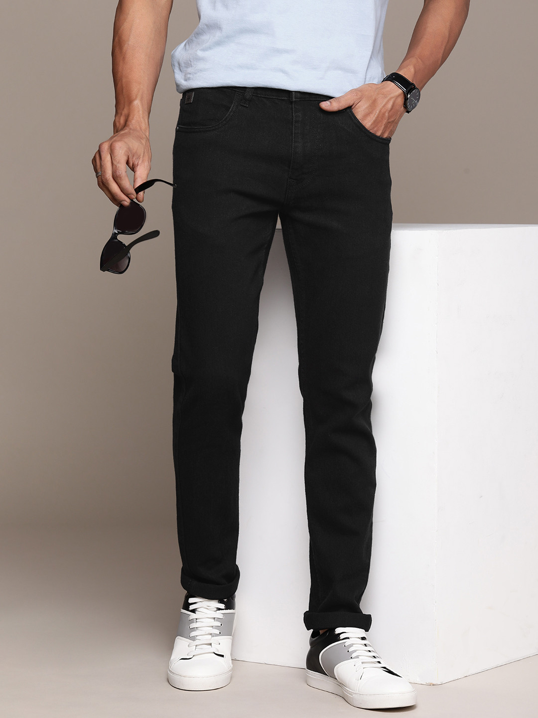

WROGN Men Light Fade Stretchable Jeans, Black