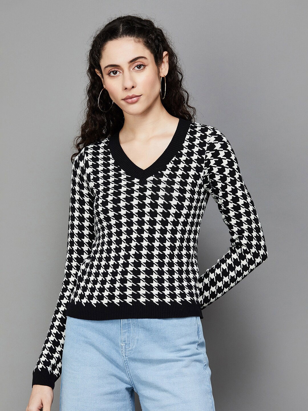 

Ginger by Lifestyle Geometric Printed V-Neck Fitted Top, Black