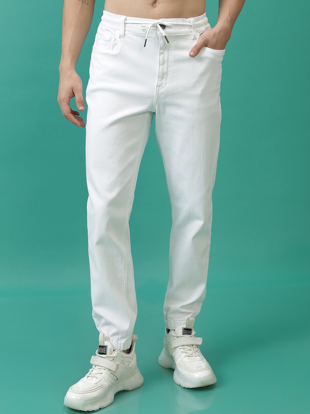 

HIGHLANDER Men Mid-Rise Clean Look Stretchable Denim Jogger, White