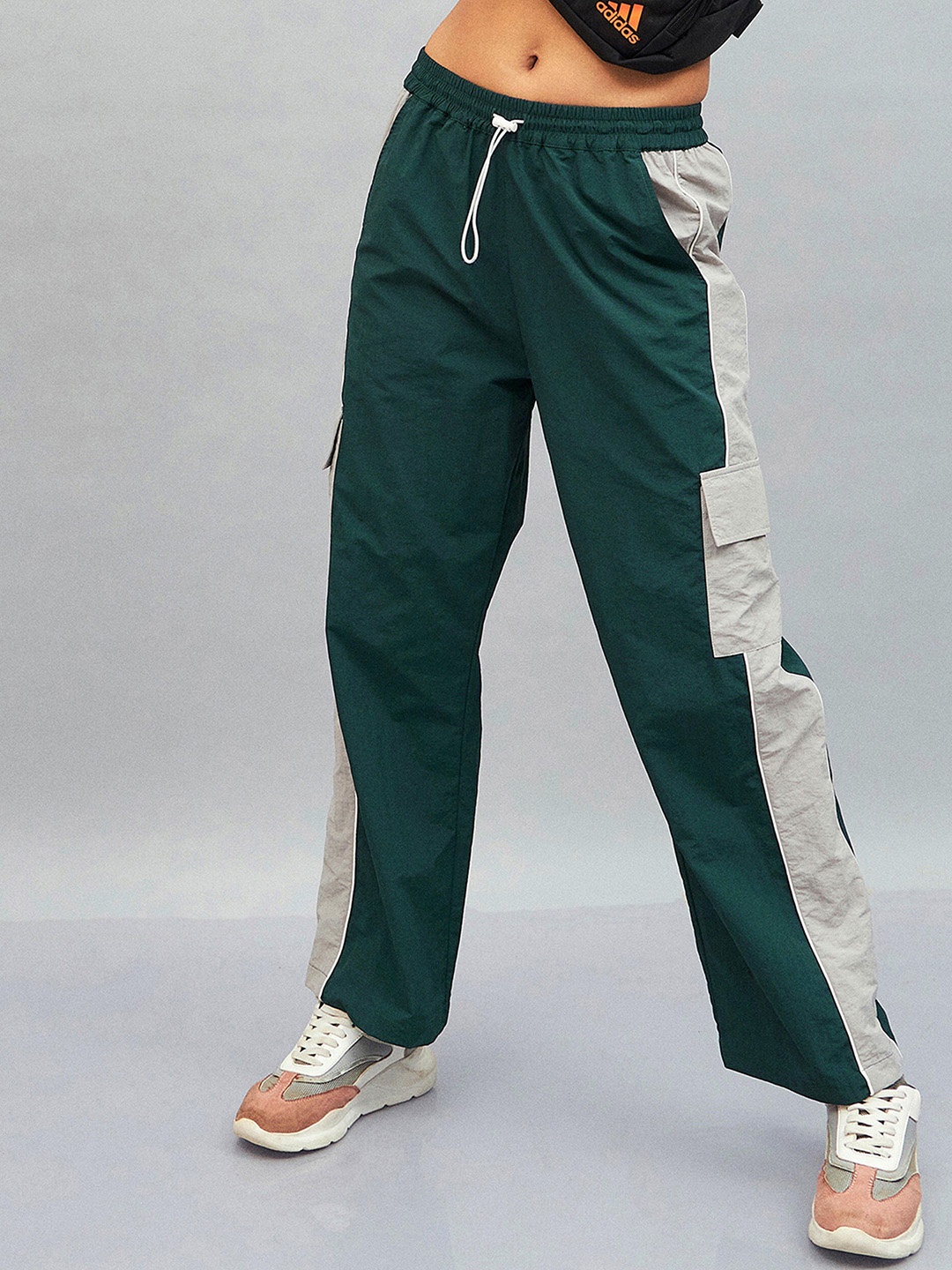 

SASSAFRAS Women Mid Rise Straight Fit Parachute Cargos Trousers, Green