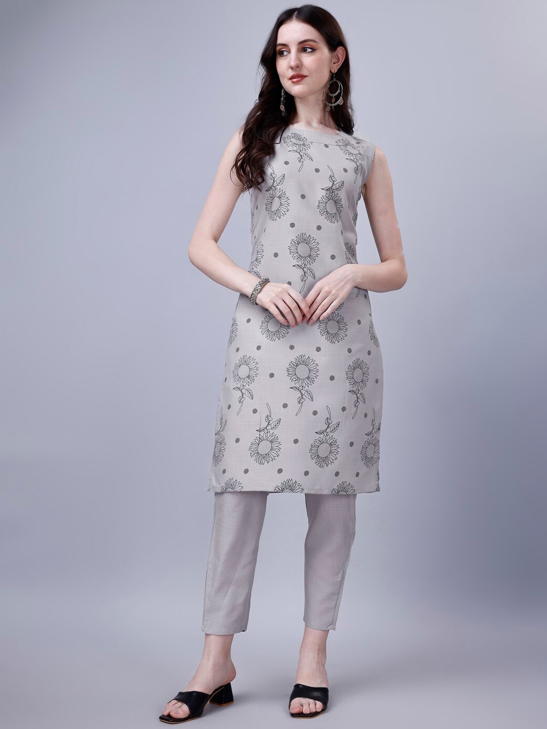 

Modestouze Attires Floral Printed Straight Kurta with Trousers, Grey