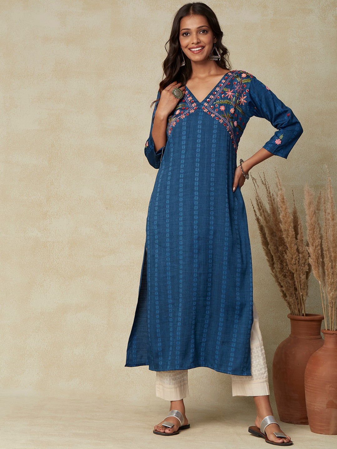 

FASHOR Floral Embroidered V-Neck Kurta, Blue