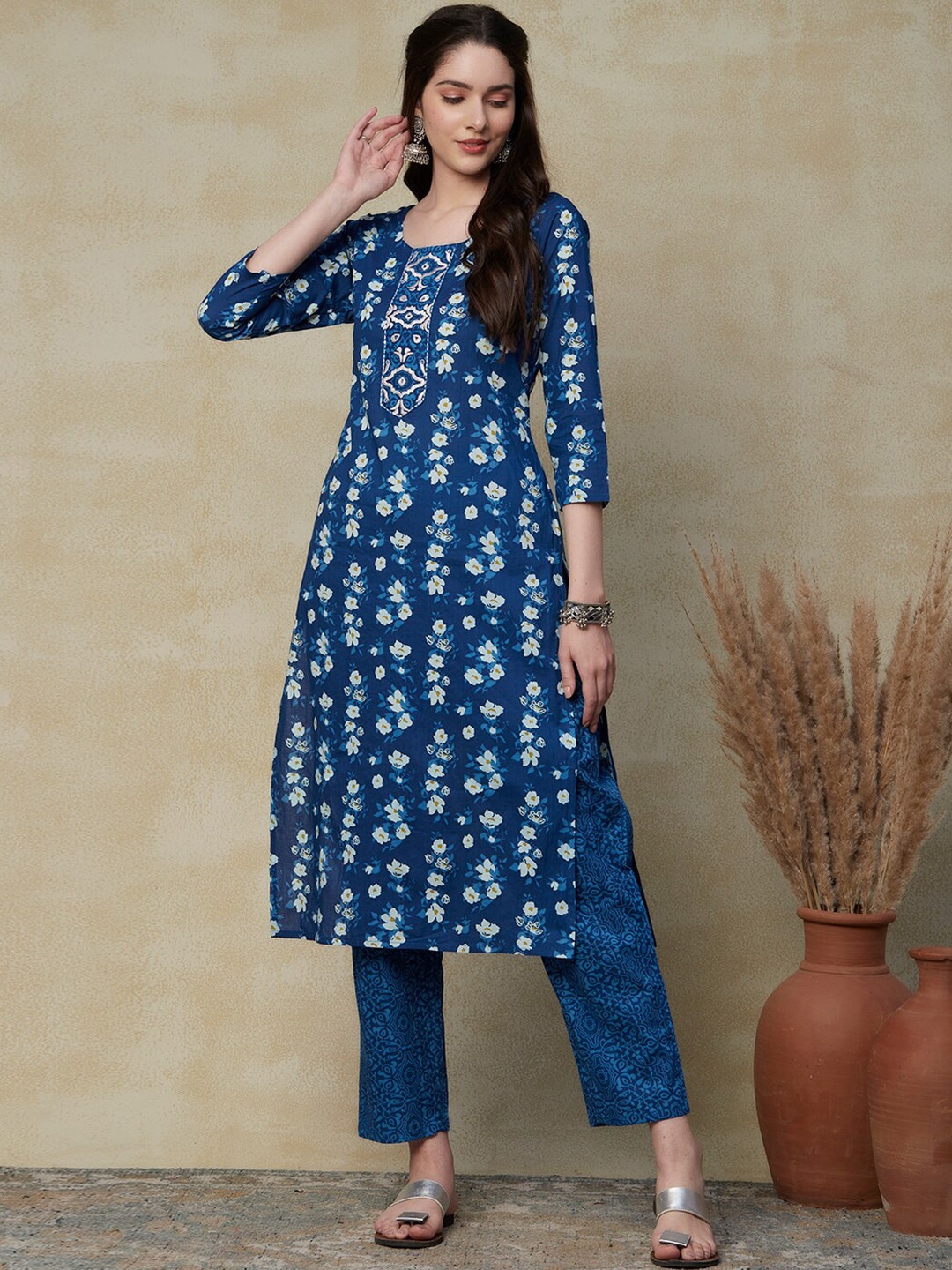 FASHOR Floral Printed Thread Work Kurta With Trousers, Blue
