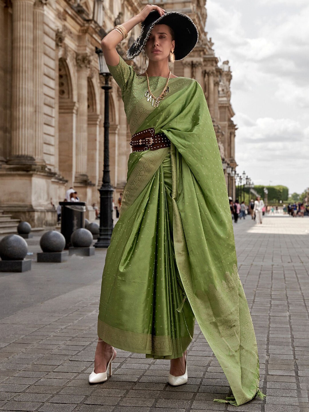 

Saree mall Ethnic Motifs Woven Design Zari Satin Banarasi Saree, Green