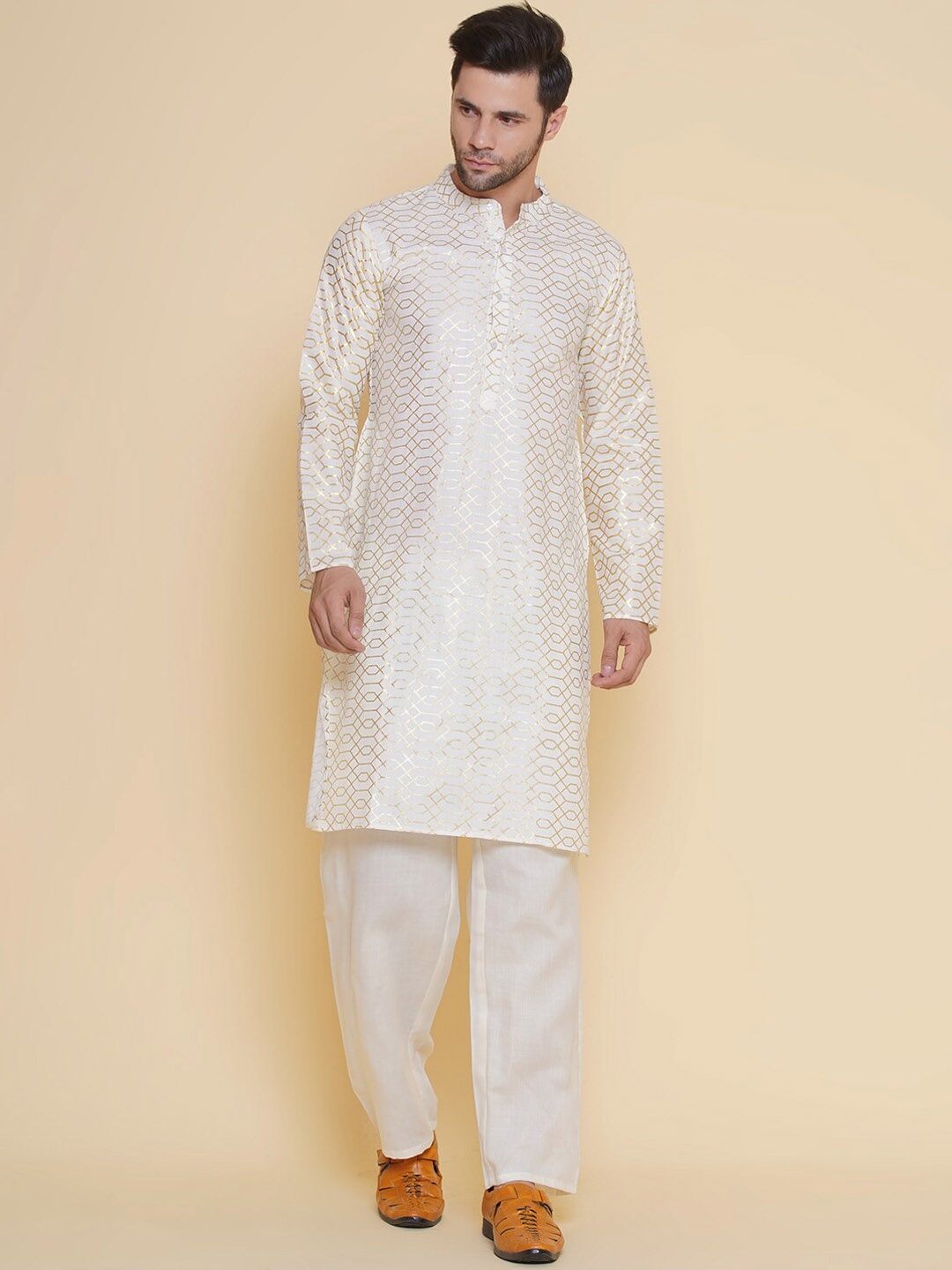 

Baawara By Bhama Ethnic Motifs Foil Printed Band Collar Straight Kurta with Trousers, Off white