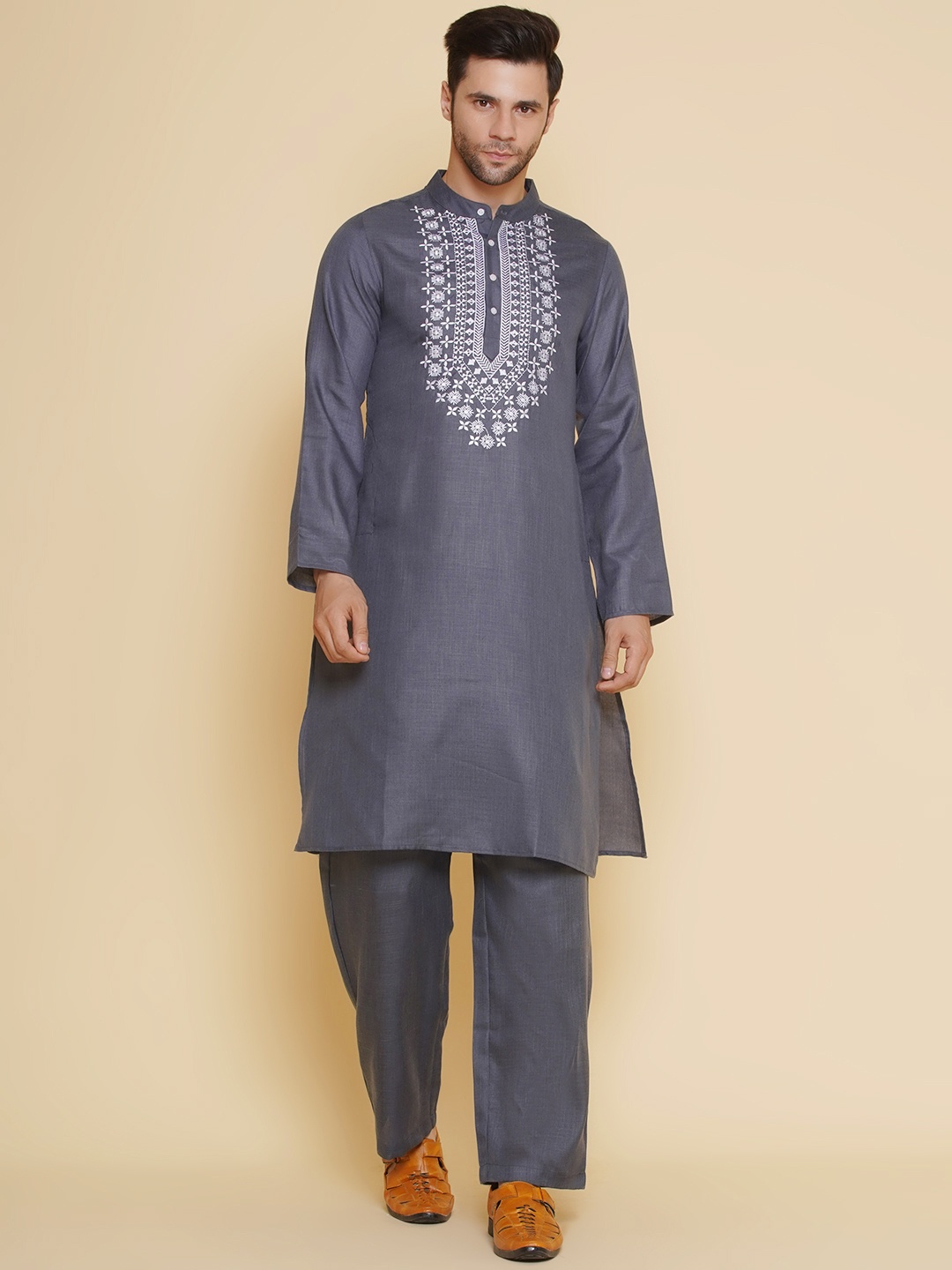 

Baawara By Bhama Ethnic Motifs Yoke Design Thread Work Straight Kurta with Trousers, Grey