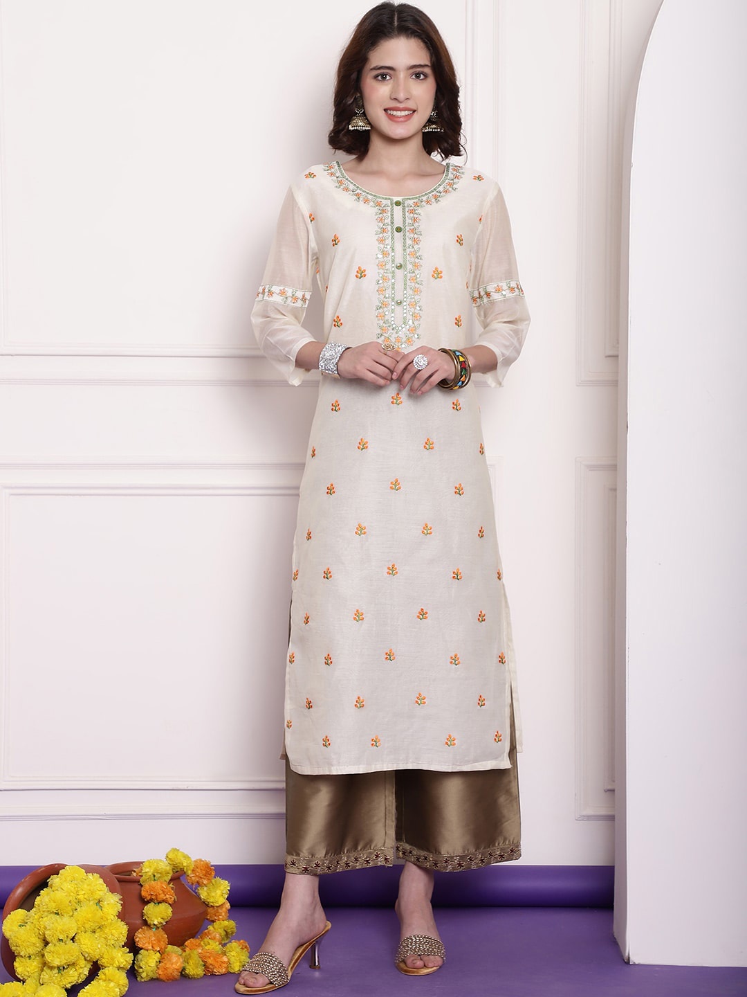 

Tulsattva Floral Embroidered Chanderi Silk Kurta, Cream