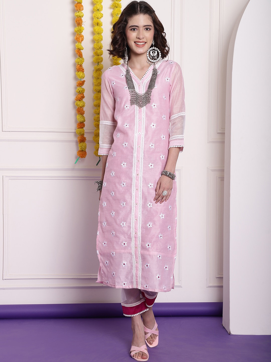 

Tulsattva Floral Embroidered Chanderi Silk Kurta, Pink