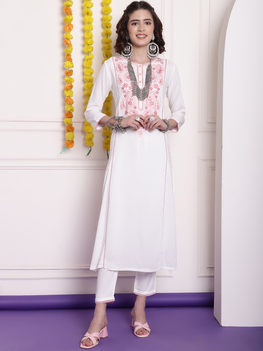 

Tulsattva Ethnic Motifs Yoke Design Regular Kurta, Off white