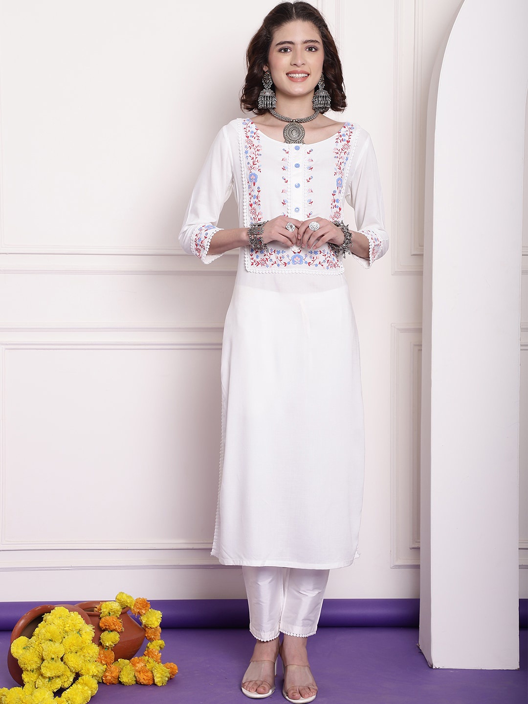 

Tulsattva Floral Yoke Design Regular Kurta, Off white