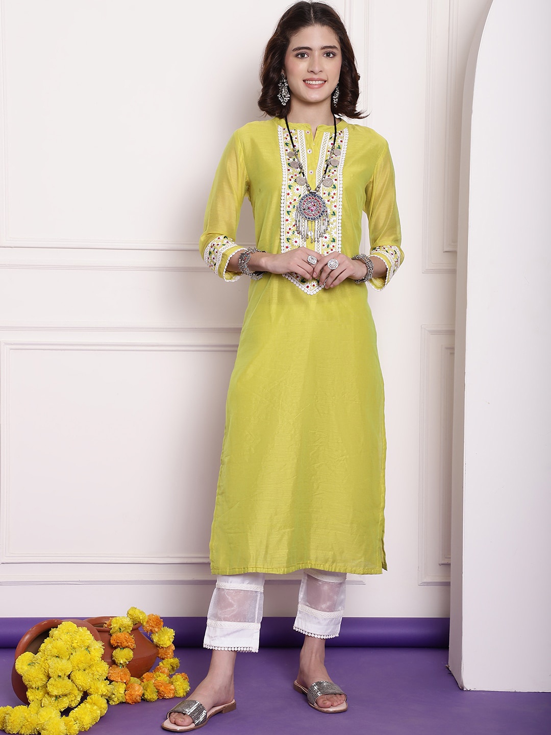 

Tulsattva Floral Embroidered Chanderi Silk Kurta, Yellow