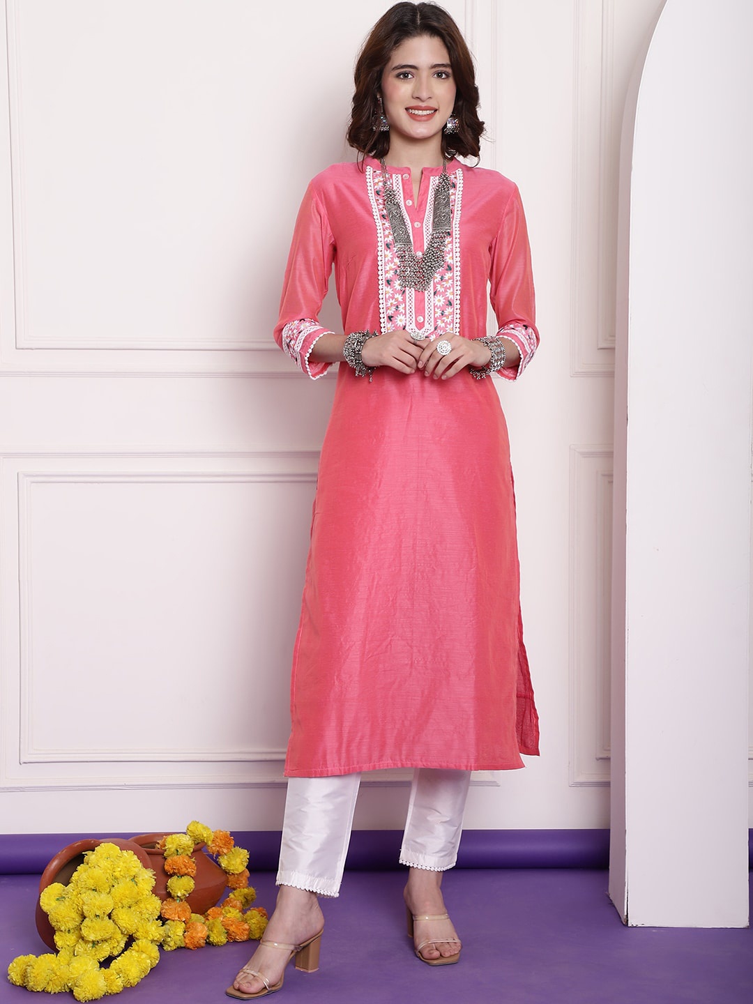 

Tulsattva Floral Embroidered Chanderi Silk Regular Kurta, Pink