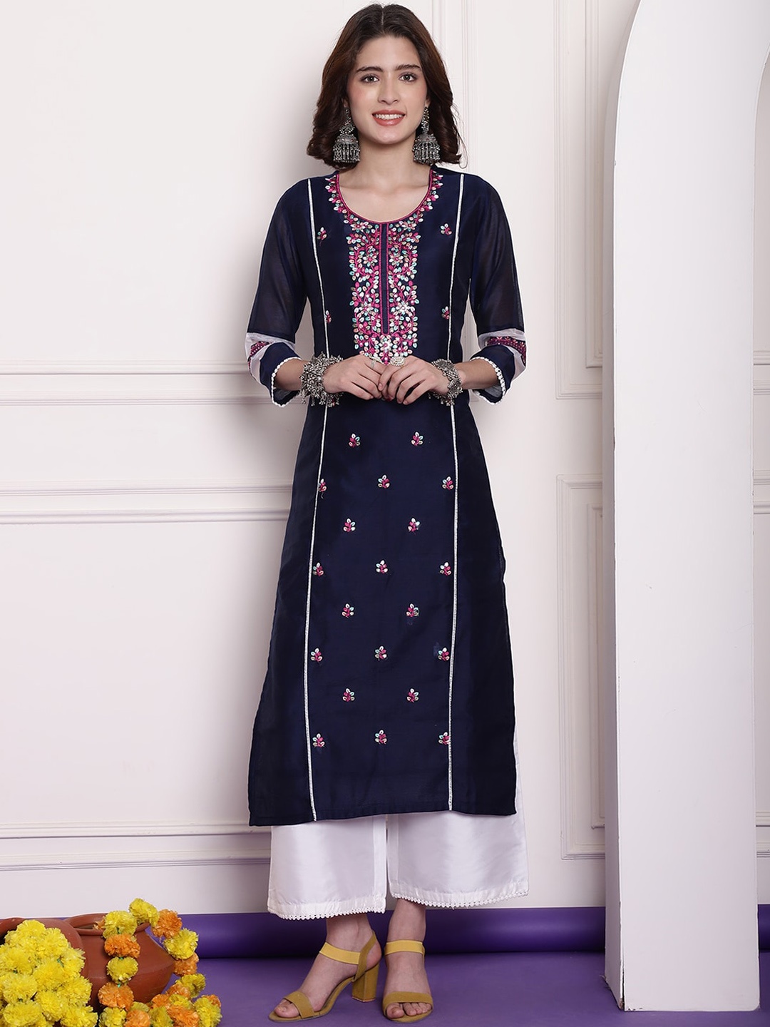 

Tulsattva Floral Embroidered Chanderi Silk Kurta, Navy blue