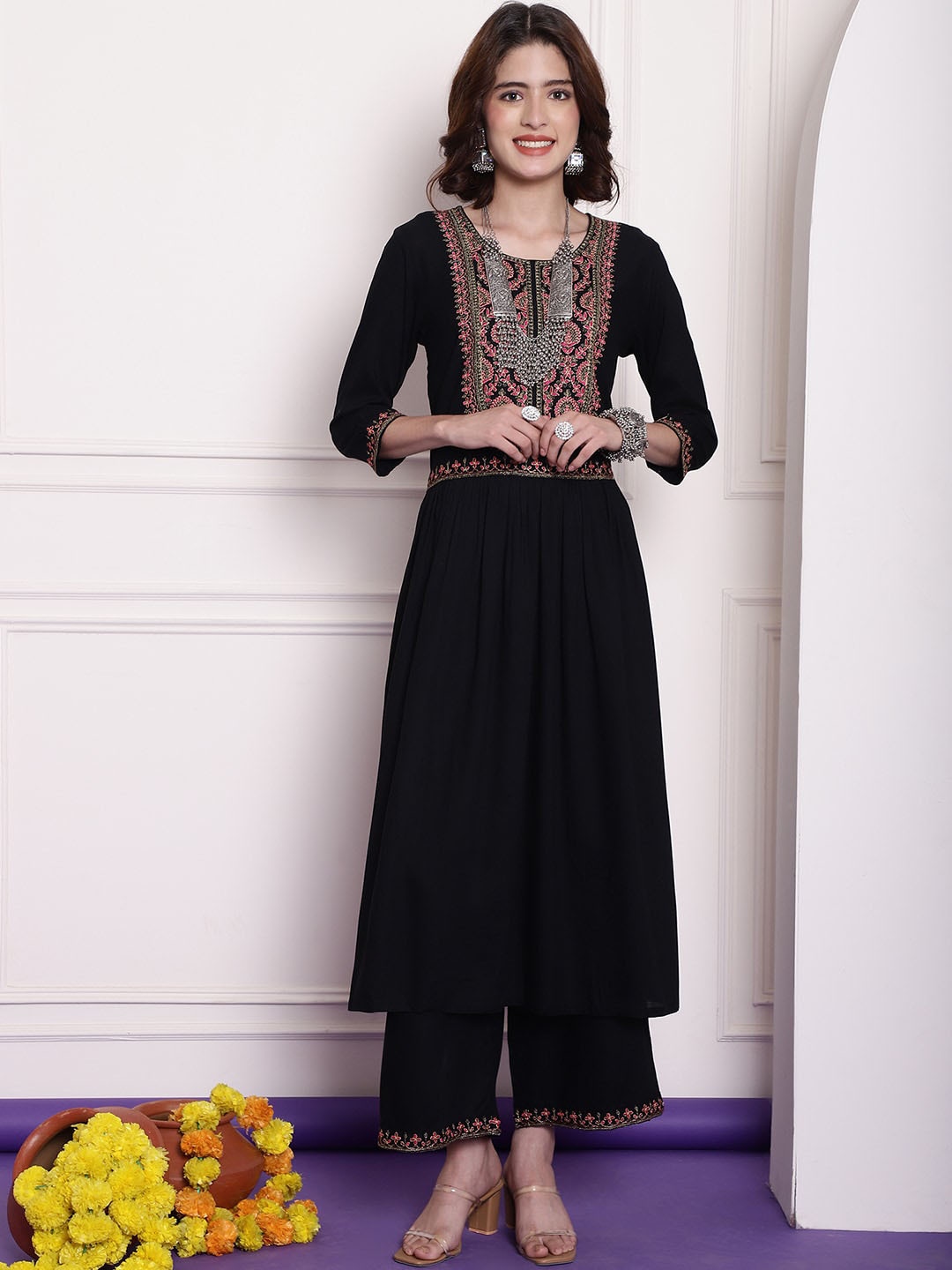 

Tulsattva Floral Embroidered Kurta, Black