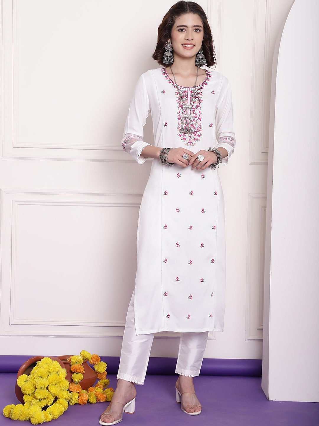 

Tulsattva Floral Embroidered Chanderi Silk Kurta, White